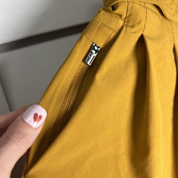 Athleta Skyline II Paperbag Waist Pleated Belted Shorts Size 8 Tuscan Gold - Picture 5 of 9